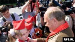 Коммунисты обвиняют власть в том, что дети забыли про маршала Жукова и майора Гагарина