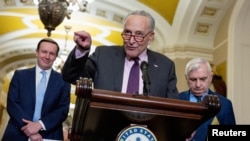 Liderul democraților majoritari din Senat, Chuck Schumer, a cerut parlamentarilor republicani să voteze legea privind ajutorul financiar pentru Ucraina și Israel, și securtiatea frontierelor SUA.