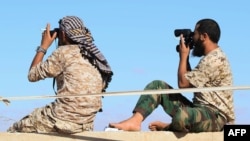 نیروهای هوادار دولت وحدت ملی لیبی (در تصویر) درگیر نبردهای زمینی با داعش در شهر سرت هستند