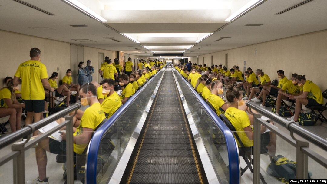 Članovi olimpijske delegacije Australije čekaju testiranje na aerodromu nakon sletanja u Naritu, Japan, 17. jul 2021. 