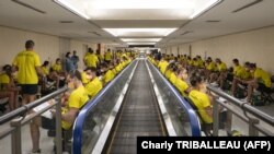 Članovi olimpijske delegacije Australije čekaju testiranje na aerodromu nakon sletanja u Naritu, Japan, 17. jul 2021. 