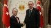 Qırımtatar halqı lideri Mustafa Cemilev (sol taraftan) ve Turkiye prezidenti Recep Tayyip Erdoğan