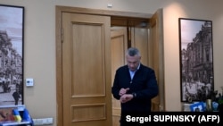Кличко наразі не реагував на запрошення депутатів, але заявив про те, що «лунають безпідставні звинувачення у зриві опалювального сезону, який ще навіть не розпочався»