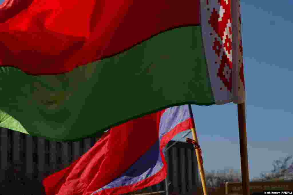 На площади около оперного театра российский флаг только один, митингуют в основном под флагами Белоруссии. Парадоксальность происходящего усиливает звучащая из динамиков песня группы "Кино" "Перемен!"