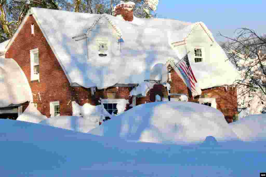 A home is covered in snow in a neighborhood just south of Buffalo, New York, following a massive winter storm that dumped more than 1.5 meters of snow on the area. (epa/Mark Webster)