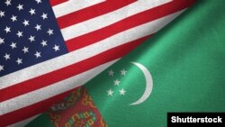 Государственные флаги США и Туркменистана 