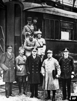 Францускі маршал Фэрдынанд Фош, другі справа, брытанскія і французскія афіцэры каля вагона цягніка ў лесе ў Камп'ене, у якім немцы падпісалі капіруляцыю. 11 лістапада 1919 года