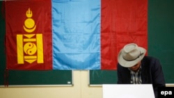 A man casting a vote in a previous election in Ulan Bator (file photo)