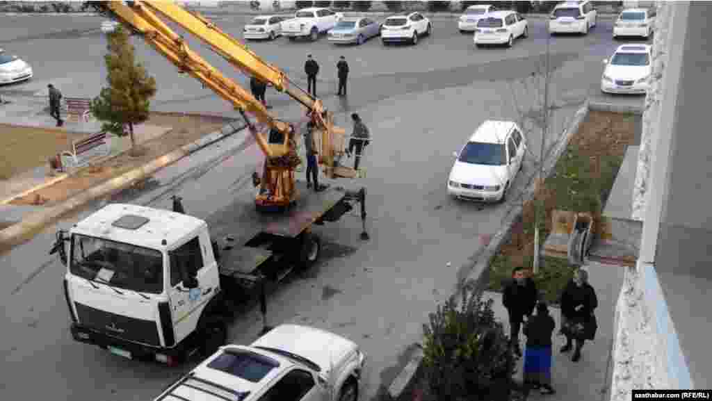 Aşgabat. Ýaşaýjylaryň jaýlaryndaky sowadyjylary aýyrmak ýylyň aýagyna çenli dowam etdi. Dekabr, 2019. &nbsp;