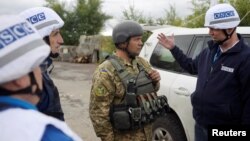 Представники спостережної місії ОБСЄ спілкуються з українським військовим біля Золотого на Луганщині, вересень 2016 року