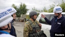 Спілкування спостерігачів ОБСЄ в Луганській області з українським військовим, 2016 рік