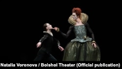 Олга Смирнова в ролята на Орландо и Семьон Чудин в ролята на Елисавета I в спектакъла 