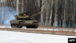 Ուկրաինա - Ռուսական արտադրության T-72 տանկը ժամանում է Դոնեցկի օդանավակայանի մերձակայքից, նոյեմբեր, 2014թ․