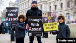 Во время акции протеста в столице Великобритании против режима Башара Асада в Сирии и режима Владимира Путина в России. На акции был плакат с изображением двух «химических братьев» Асада и Путина. Лондон, 17 марта 2018 года