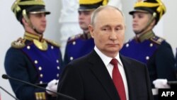 Președintele Rusiei, Vladimir Putin, a spus că armele nucleare transferate în Belarus rămân sub controlul exclusiv al Moscovei.