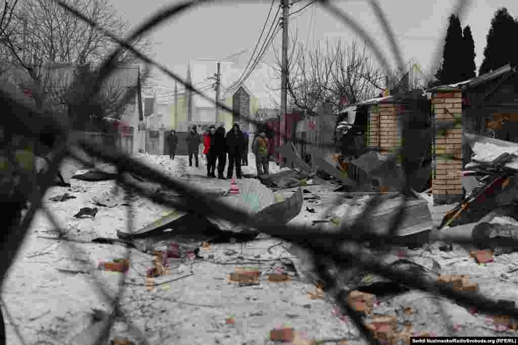 Люди зібралися на вулиці, поки ДСНС працюють на місці