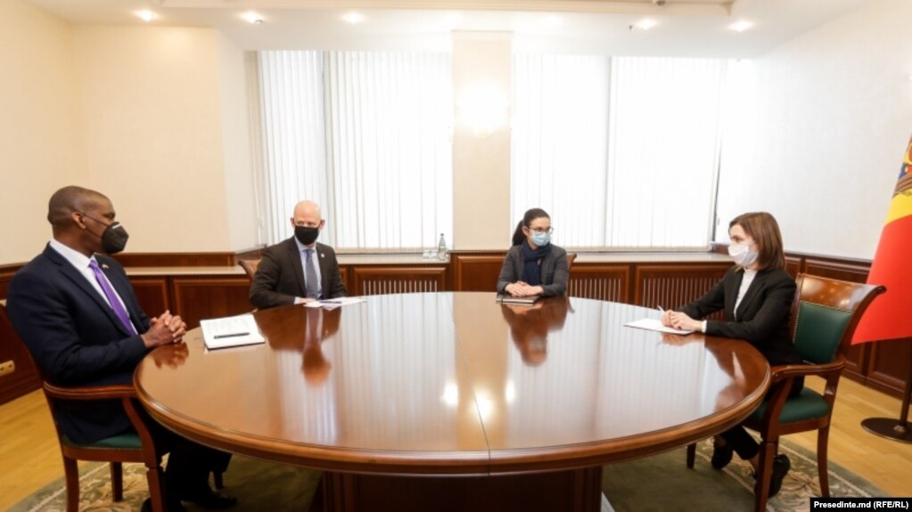 Președinta Republicii Moldova, Maia Sandu, la întrevederea cu ES Dereck J. Hogan, Ambasadorul Statelor Unite ale Americii în R. Moldova, și noul șef al Misiunii USAID la Chișinău, Scott Hocklander
