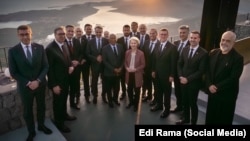 Udhëheqësit e Bashkimit Evropian (BE) dhe ata të Ballkanit Perëndimor pozojnë së bashku para samitit në Tivat, Mal të Zi, 4 qershor 2026.