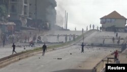 Barikade sa gumama na glavnom putu u okrugu Sonfonia u Konakryju u Gvineji 14. oktobra 2019. (fotografija sa video zapisa Reuters TV )