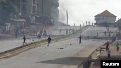Barikade sa gumama na glavnom putu u okrugu Sonfonia u Konakryju u Gvineji 14. oktobra 2019. (fotografija sa video zapisa Reuters TV )