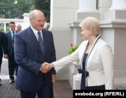Александр Лукашенко и Даля Грибаускайте. Мимолетное рукопожатие президентов Беларуси и Литвы в 2011 году - в целом отношения между ними были напряженными.
