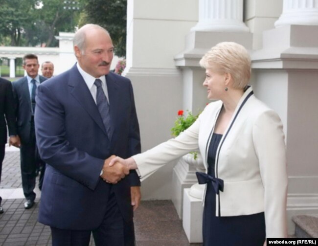 Александр Лукашенко и Даля Грибаускайте. Мимолетное рукопожатие президентов Беларуси и Литвы в 2011 году - в целом отношения между ними были напряженными.