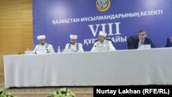 Қазақстан мұсылмандары діни басқармасының VIII құрылтайы. Оңнан солға қарай: дін істері және азаматтық қоғам министрі Нұрлан Ермекбаев, ҚМДБ төрағасы, бас мүфти Ержан қажы Малғажыұлы және жаңа сайланған мүфти Серікбай Ораз. Алматы, 8 желтоқсан 2017 жыл.