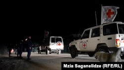Машины миссии Международного комитета Красного Креста проезжают через пропускной пункт в Эргнети