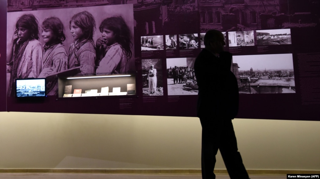 У стенда с архивными фото в музее Геноцида армян. Ереван, 21 апреля 2015 года.