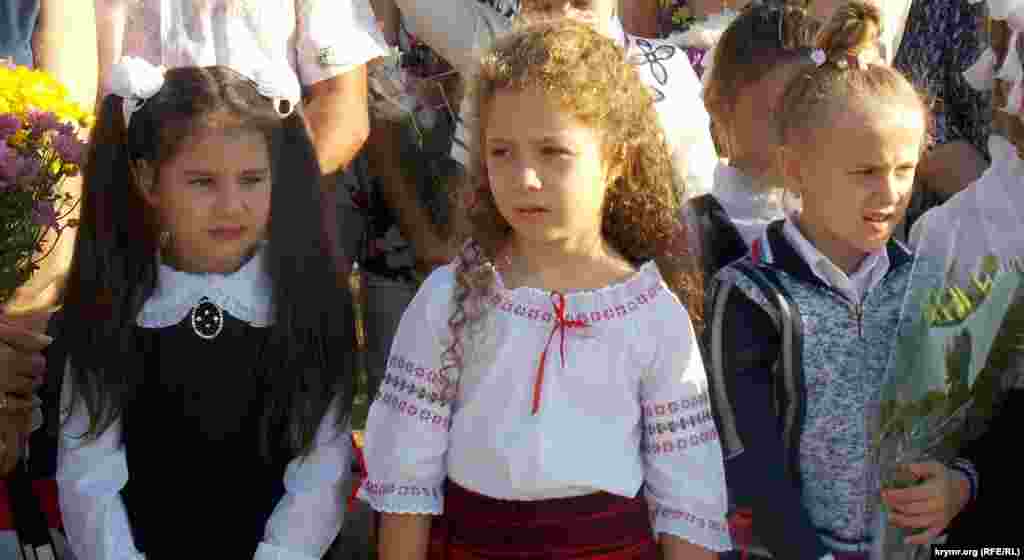 Первый День знаний после аннексии Крыма. Школьница пришла в вышиванке на линейку в украинской школе-гимназии в Симферополе, 2014 год