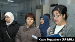 Родственники осужденных по делу о «пропаганде терроризма» и «возбуждении розни» (слева направо): Сауле Нургалиева, Фарихат Абдрахманова, Жумагуль Ажибаева и Анжелика Беляева. Алматы, 30 сентября 2019 года.