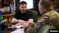 Președintele Ucrainei, Volodimir Zelenski (stânga), alături de șeful Serviciului de Securitate, Vasil Maliuk, la Kiev. Fotografia a fost publicată de autorități pe 1 iunie, după ceea ce Zelenski a numit „un rezultat absolut genial”