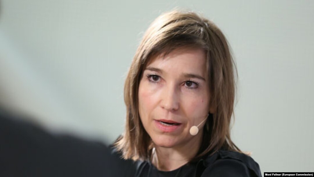 Corespondentul televiziunii austriace, Carola Schneider (foto), și cameramanul ei au fost reținuți de polițiști în civil în timp ce intervievau un localnic din Minsk pe stradă