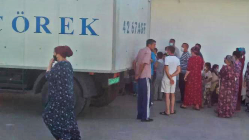 Maryda ýaşaýjylar çörek bişirýän zawoduň öňünde protest geçirdiler