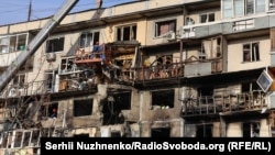 Пошкоджена багатоповерхівка в Деснянському районі Києва, 14 листопада 2025 року