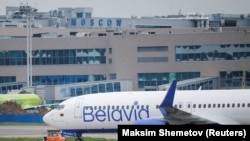 A Belavia repülőgépe a moszkvai Domogyedovó repülőtéren 2021. május 28-án
