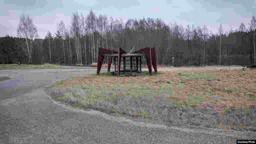 A spider-like bus stop in Niitsiku, Estonia. Herwig thought this structure came after the Soviet era, but found graffiti on it apparently dating from the 1980s.