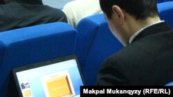 Интернет форумға қатысушы ноутбукпен жұмыс істеп отыр. Астана, 22 желтоқсан 2012 жыл.