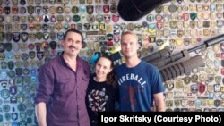 Craig Lang (în dreapta), fost militar american, la Kiev