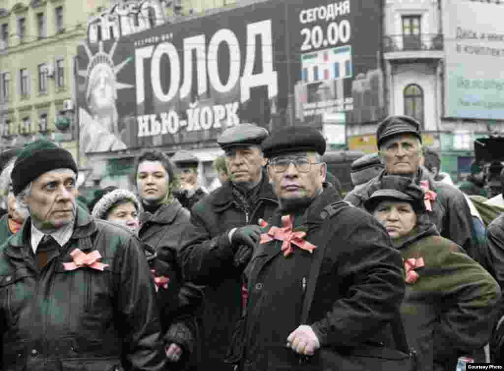 Communist Party supporters mark the anniversary of the 1917 October Revolution in central Moscow. 7 November 2005.