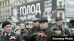 К участникам митинга подошли представители торговой точки и под предлогом уборки снега на этой территории потребовали разойтись