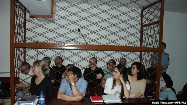 Общий вид клетки, в которой во время судебного заседания находятся восемь из девяти фигурантов дела. Алматы, 4 июня 2019 года.