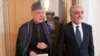 Колишній президента Афганістану Хамід Карзаї (ліворуч) та колишній міністр закордонних справ Афганістану Абдуллах Абдуллах (праворуч) залишають зал, де відбувалася мирна конференція, 18 березня 2021 року