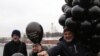 Militanți ruși pentru drepturile omului marchează în fața Kremlinului șase ani de la moartea lui Serghei Magnițki