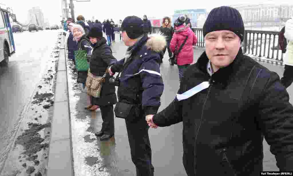 Mij&euml;ra njer&euml;z protestuan n&euml; Mosk&euml; kund&euml;r kryeministrit Vlladimir Putin. Ata lidh&euml;n duart duke krijuar nj&euml;&nbsp; &quot;Unaz&euml; t&euml; Madhe t&euml; Bardh&euml;&quot; p&euml;rgjat&euml; rrug&euml;s 16-kilomet&euml;rshe