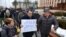 Актывісты на акцыі ў падтрымку тэлеканалу «Белсат» каля адміністрацыі Лукашэнкі. З плякатам — Павал Севярынец