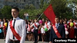 Выпускники симферопольской школы под флагом СССР. Май 2015 года. Архивное фото