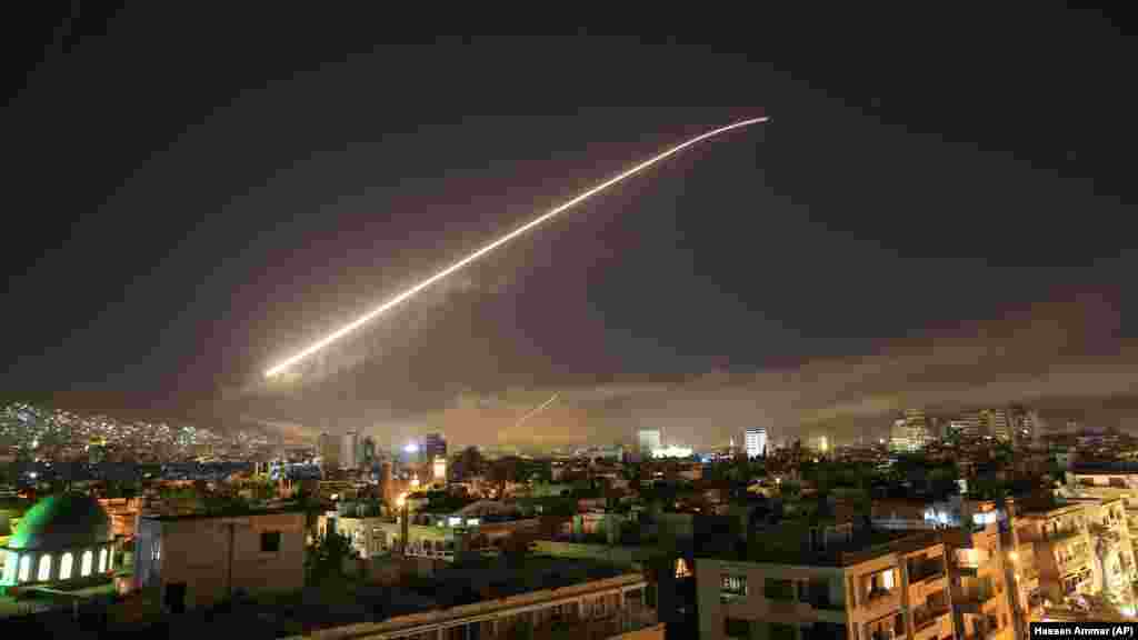 След от ракет в небе над сирийской столицей