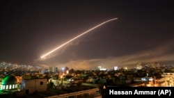 Вогні від ракет над столицею Сирії в момент удару по сирійських об'єктах з боку США, Британії і Франції. Дамаск, 14 квітня 2018 року