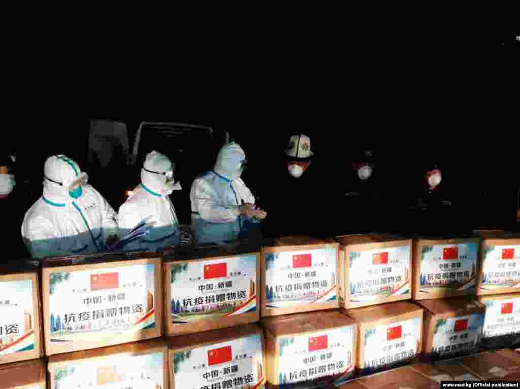 25 марта Китай оказал Кыргызстану гуманитарную помощь для борьбы с коронавирусом, предоставив 10 тысяч респираторных масок, 100 тысяч одноразовых масок, а также тысячу защитных костюмов.